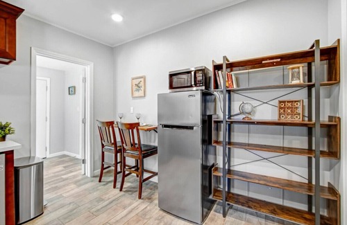 El Monte Casa | Cozy Rear Nook with Gazebo Pet friendly Tesla Charger A few minutes from the Airport