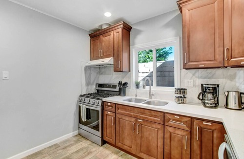 El Monte Casa | Cozy Rear Nook with Gazebo Pet friendly Tesla Charger A few minutes from the Airport