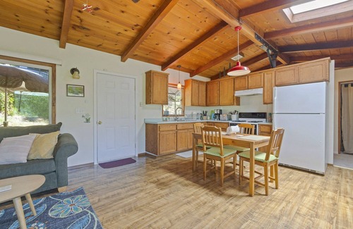 Twain Harte Cabina | Little Red Cabin - King bed, 25 minutes to Dodge Ridge & Pinecrest