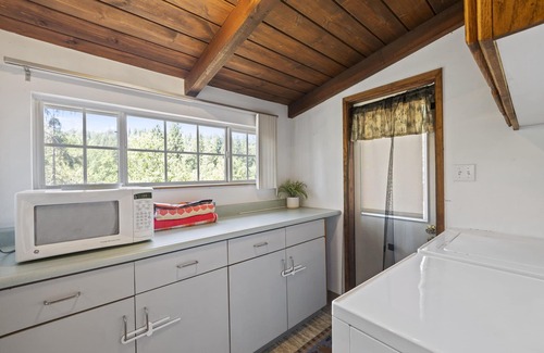 Twain Harte Cabina | Little Red Cabin - King bed, 25 minutes to Dodge Ridge & Pinecrest