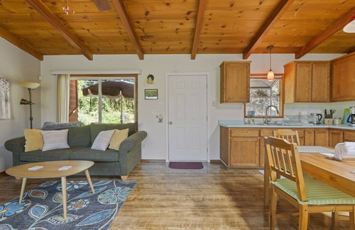 Twain Harte Cabina | Little Red Cabin - King bed, 25 minutes to Dodge Ridge & Pinecrest