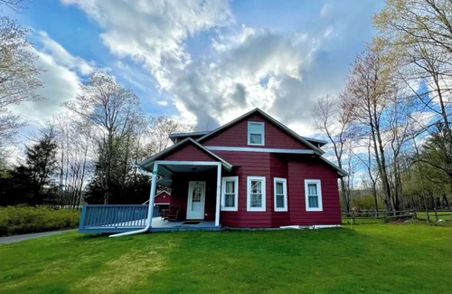 Haines Falls Casa | Cozy Red House in Catskills/Tannersville/Hunter