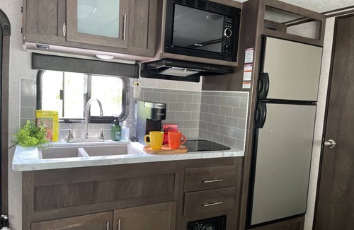 Newport Casa | Cozy relaxing Camper in the Woods, Pet friendly,hiking