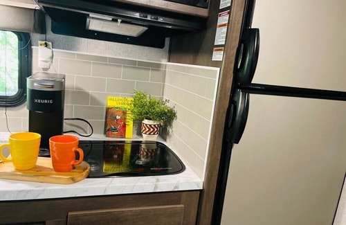 Newport Casa | Cozy relaxing Camper in the Woods, Pet friendly,hiking