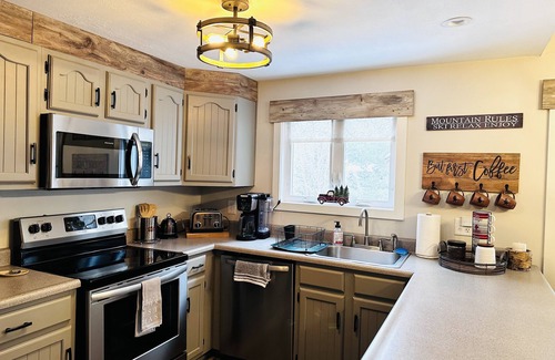 Lake Placid Condominio | Cozy, relaxing condo overlooking Whiteface Club Resort near Jackrabbit trail.