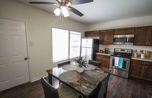 Arena District Cabaña | Cozy Remodeled 2br/2ba Near Downtown Sleeps 8