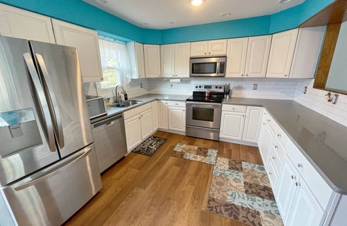 Coloma Casa | Cozy remodeled raised ranch located near beaches and wineries