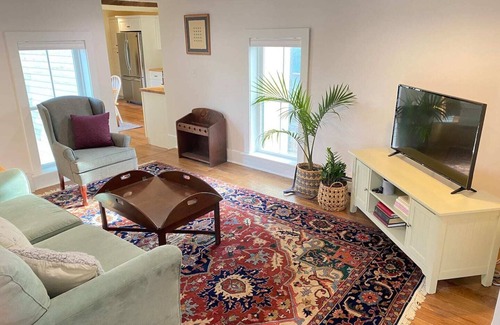 Kennebunk Casa | Cozy, renovated farmhouse, vaulted ceilings