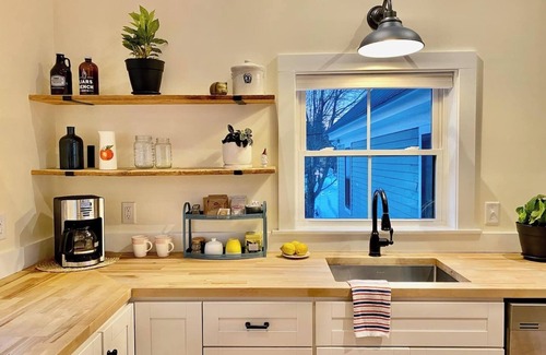Kennebunk Casa | Cozy, renovated farmhouse, vaulted ceilings