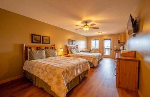 Isle Complejo | Cozy Resort Double Queen Hotel Room with WIFI with Mille Lacs Lake Views
