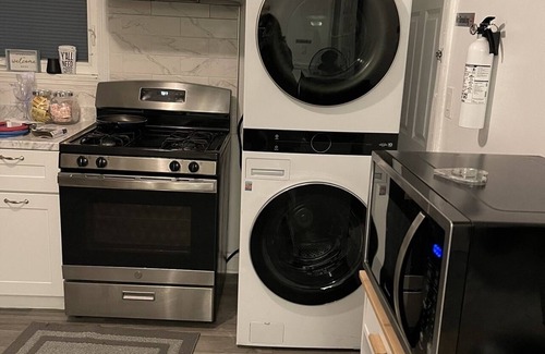 Floral Park Casa | COZY REST 3BDRM HOME AWAY FROM HOME W/ DECK