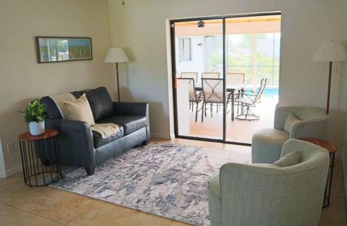 Fort Myers Casa | Cozy Retreat, heated pool, water canal, bikes,3 bedroom
