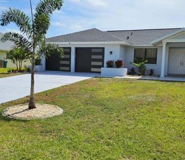 Fort Myers Casa | Cozy Retreat, heated pool, water canal, bikes,3 bedroom
