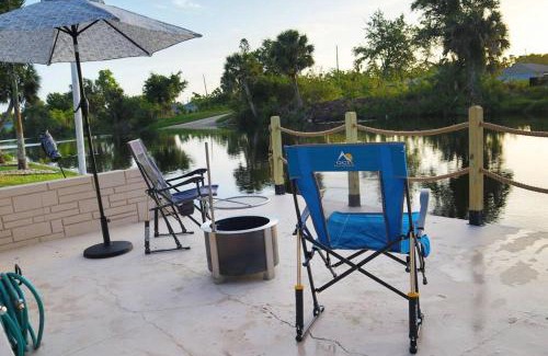 Fort Myers Casa | Cozy Retreat, heated pool, water canal, bikes,3 bedroom