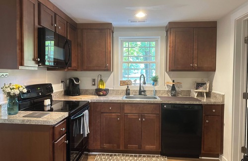 Powhatan Casa | Cozy retreat just 1 mile from the Fine Creek Brewery & eclectic wedding venue.