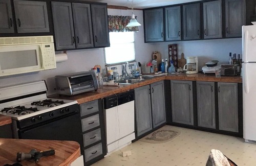 Wolf Creek Cabina | Cozy Retreat Lake of Egypt Screened-in deck and boat dock. RENT 3 NIGHTS GET 1
