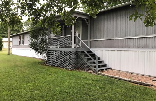 Wolf Creek Cabina | Cozy Retreat Lake of Egypt Screened-in deck and boat dock. RENT 3 NIGHTS GET 1