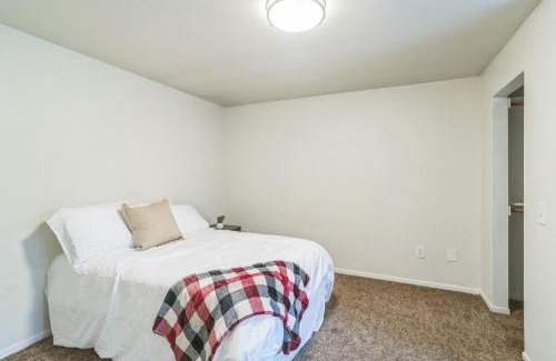 Harlow Apartamento | Cozy Retreat Near Autzen Stadium Fully Furnished