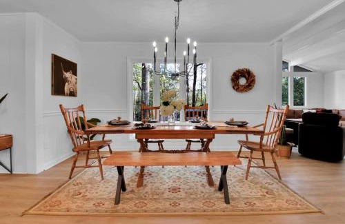 Greenville - Spartanburg Casa | Cozy Retreat near Paris Mtn State Park Sleeps 12