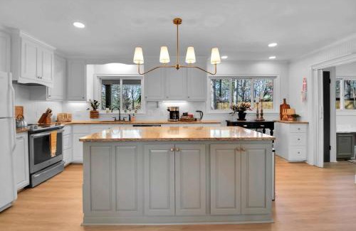 Greenville - Spartanburg Casa | Cozy Retreat near Paris Mtn State Park Sleeps 12