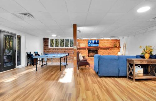 Greenville - Spartanburg Casa | Cozy Retreat near Paris Mtn State Park Sleeps 12