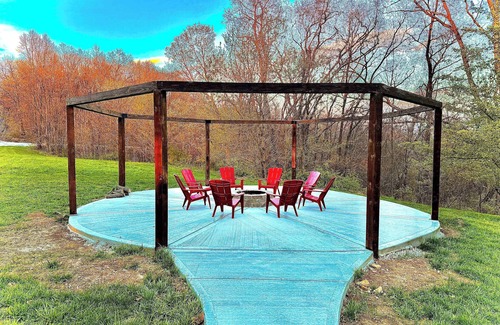 Sugar Grove Cabina | Cozy Retreat on Private Estate with Hot Tub
