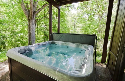 Sugar Grove Cabina | Cozy Retreat on Private Estate with Hot Tub