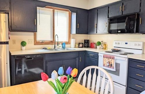 Pottawattamie County Apartamento | Cozy Retreat Steps Away from Omaha's Heart