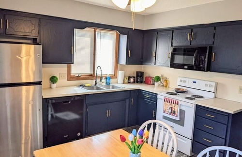 Pottawattamie County Apartamento | Cozy Retreat Steps Away from Omaha's Heart