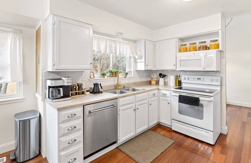 Rockrimmon Casa | Cozy Retreat w/ Fireplace, Big Yard & Kitchen - 10 min to GotG and USAF!