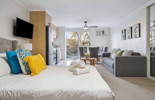 Crows Nest Apartamento | Cozy Retreat with Balcony in Crows Nest