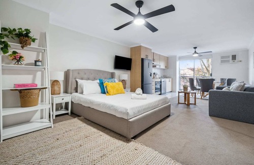 Crows Nest Apartamento | Cozy Retreat with Balcony in Crows Nest