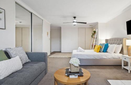 Crows Nest Apartamento | Cozy Retreat with Balcony in Crows Nest