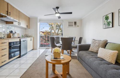 Crows Nest Apartamento | Cozy Retreat with Balcony in Crows Nest
