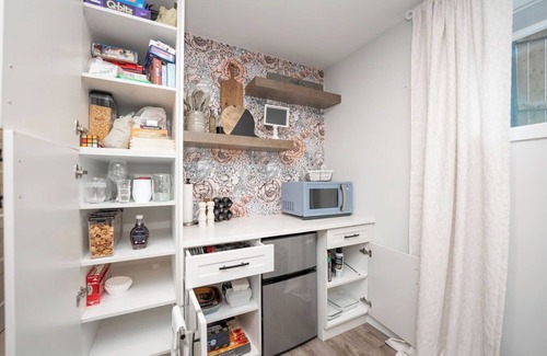 Lethbridge Cama Y Desayuno | Cozy Retreat with Hot Tub and Free Breakfast!
