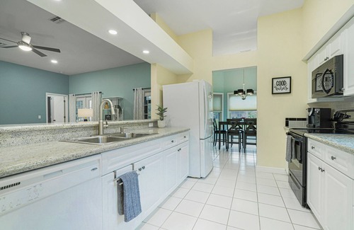Country Oaks Casa | Cozy Retro Chic Sarasota Home