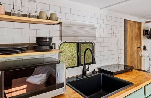 Marshall Casa | Cozy Retro Glamper | 20 mins to Asheville & great hiking