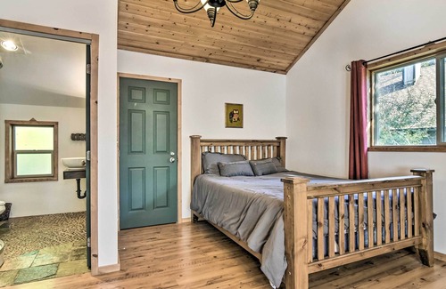 Mount Hood Village Cabaña | Cozy Rhododendron Cabin: Hike & Ski Nearby!