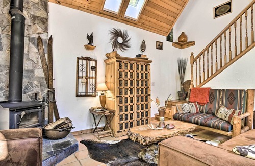 Mount Hood Village Cabaña | Cozy Rhododendron Cabin: Hike & Ski Nearby!