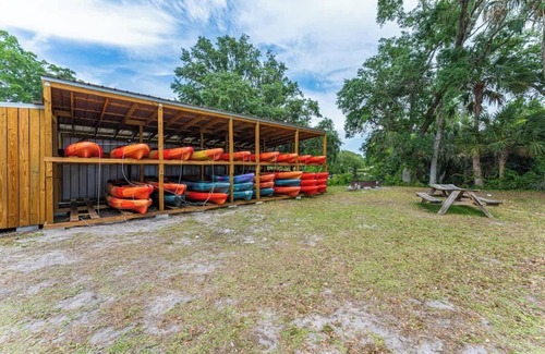 Chassahowitzka Cabina | Cozy River Cabin | Escape to Seven Sisters Springs