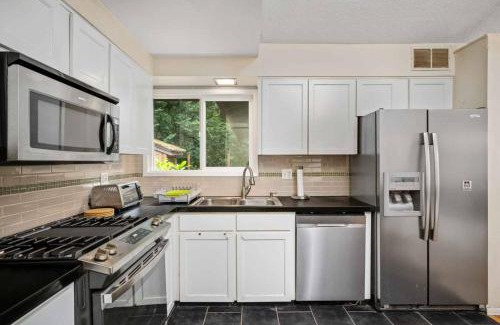 Oak Grove Casa | Cozy River Forest Retreat