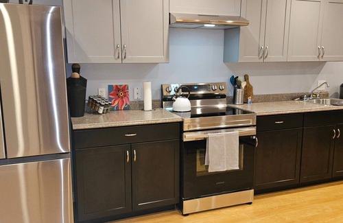 North Central Edmonton Casa | Cozy River Valley Basement Suite Near Downtown.