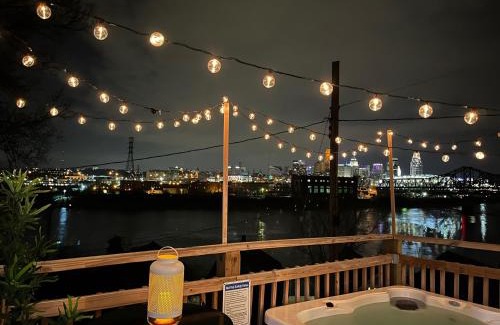 Covington Casa | Cozy Riverfront Bungalow with Stunning Views