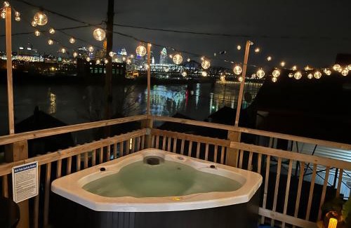 Covington Casa | Cozy Riverfront Bungalow with Stunning Views