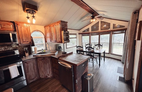 Lakehills Cabaña | Cozy Riverfront Cottage-Casa Avecita @ SparrowBend