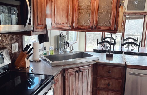 Lakehills Cabaña | Cozy Riverfront Cottage-Casa Avecita @ SparrowBend