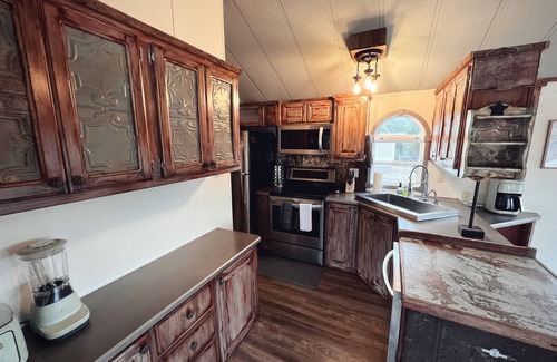 Lakehills Cabaña | Cozy Riverfront Cottage-Casa Avecita @ SparrowBend