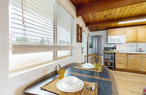 Mount Vernon Apartamento | Cozy riverside cabin with kitchenette & laundry facilities - dog-friendly