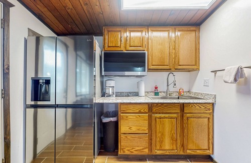 Mount Vernon Apartamento | Cozy riverside cabin with kitchenette & laundry facilities - dog-friendly