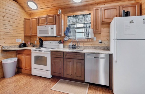 Walland Cabina | Cozy riverside cabin, hottub, fire-pit, fishing, tubing, relaxing